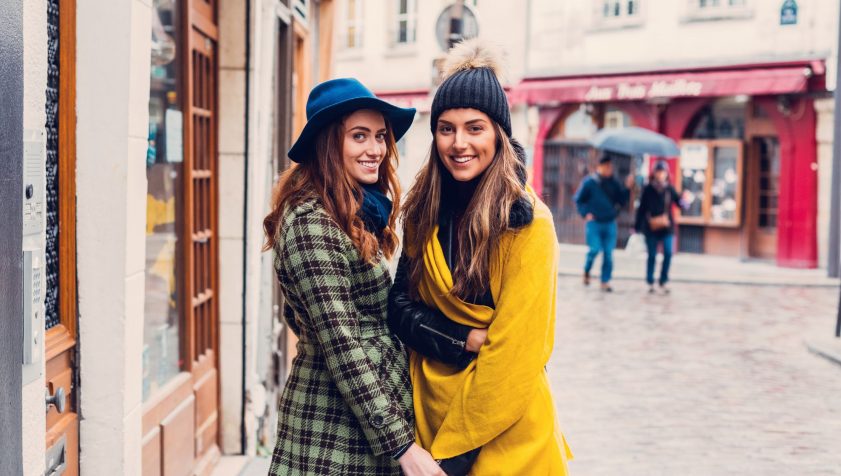 Dos mujeres viajando por París y disfrutando de visitarlo