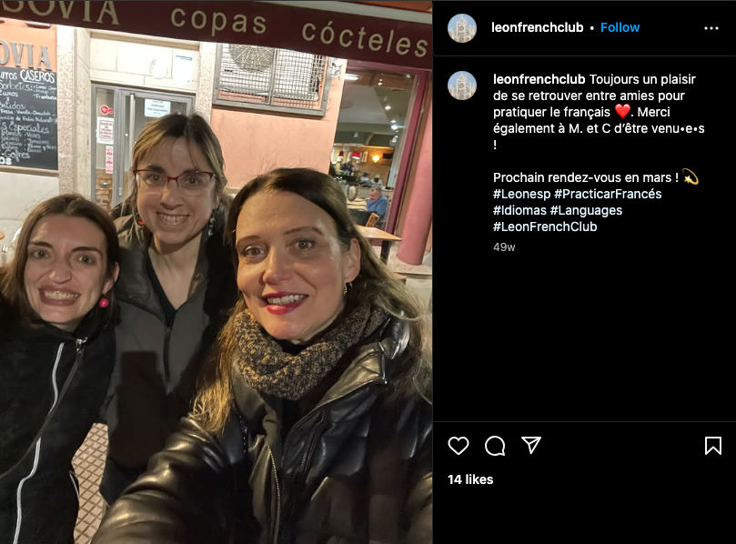 Amigas del León French Club a la entrada de una cafetería, sonriendo