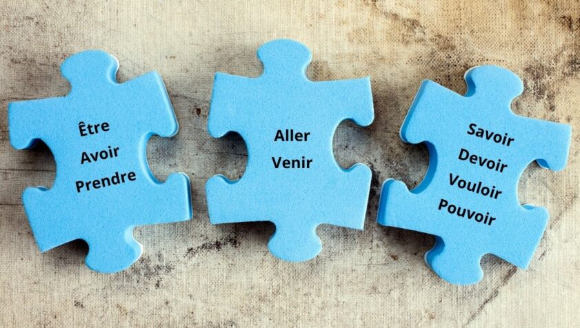Tres piezas de puzzle azules y dentro tres grupos de verbos en francés de los que habla el artículo.