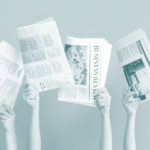 multiples periódicos sujetados por manos arriba