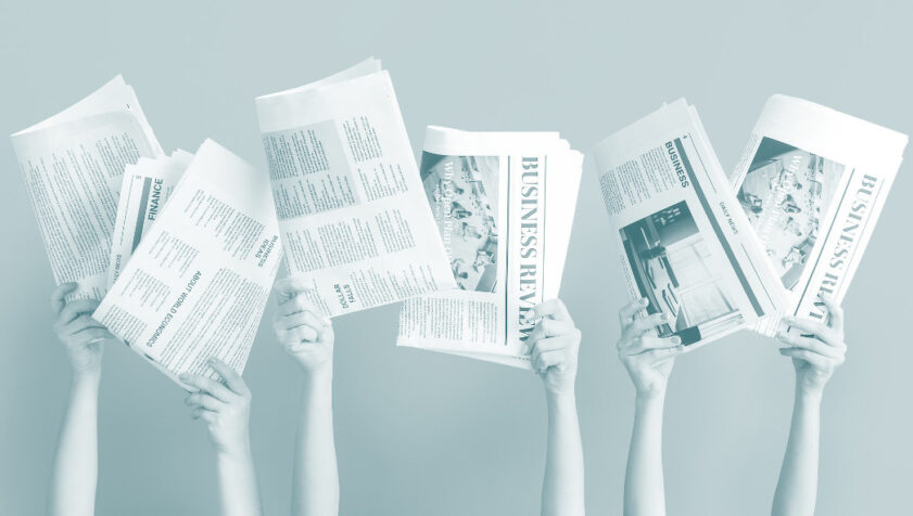 multiples periódicos sujetados por manos arriba