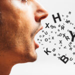 Un montón de letras que salen de la boca de una persona, algunas son mudas en francés dependiendo de su colocación y otras reglas.