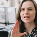 Mujer está ensayando y practicando el Oral de francés para su prueba de examen