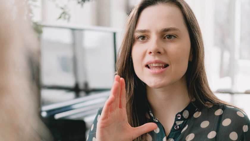 Mujer está ensayando y practicando el Oral de francés para su prueba de examen