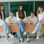 Jóvenes en un aula para examinarse de francés DELF