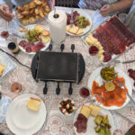 Compartiendo una raclette con queso, patata asada y embutido de Léon.