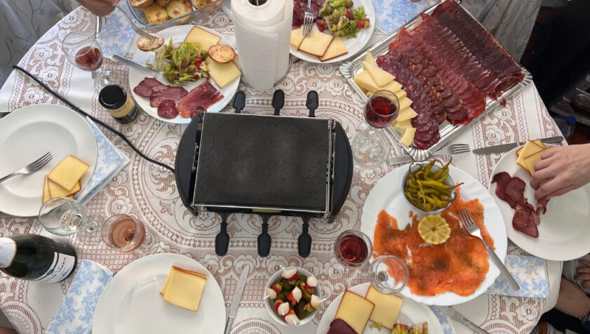 Compartiendo una raclette con queso, patata asada y embutido de Léon.