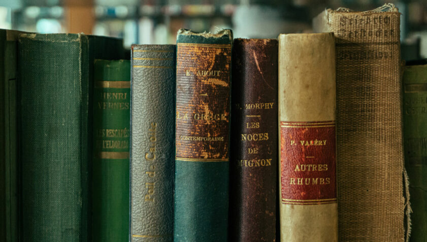 Livres classiques et autres en français, sur une étage